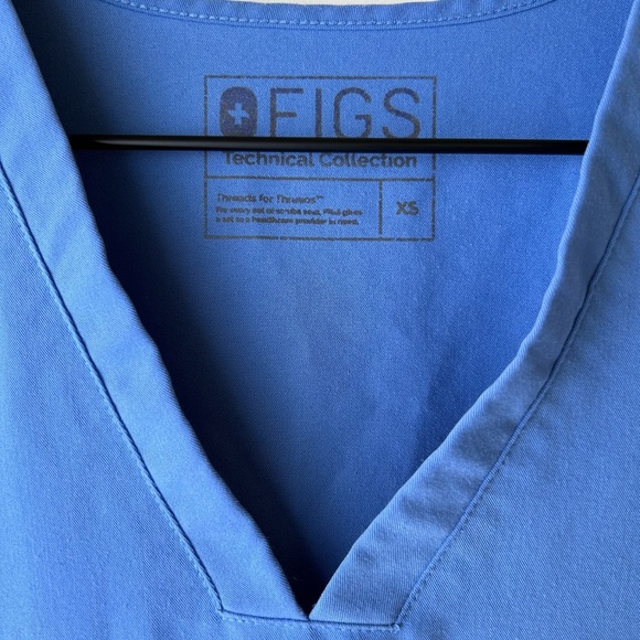 Casma Three-Pocket Scrub Top - Picture 2 of 2